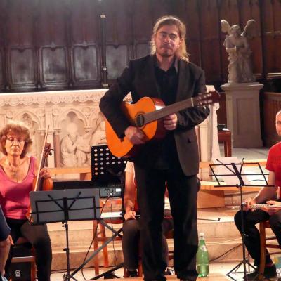 Clément à la guitare